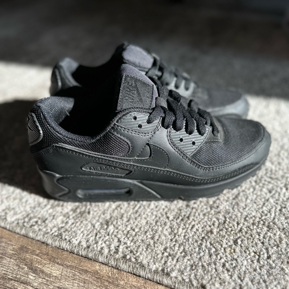 Nike Air Max Like New Sz 7.5 Men or 9 Women Black